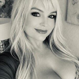 LottieLowe webcam profile - British